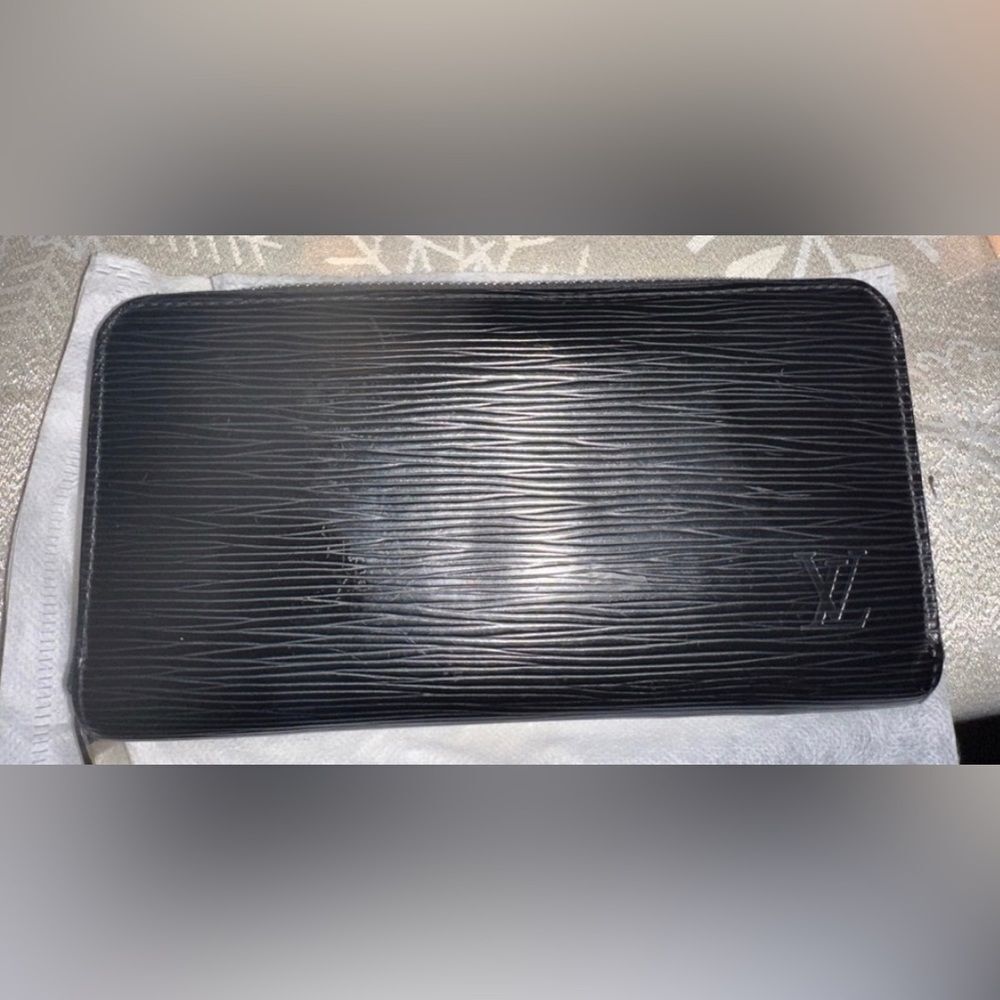 Auth Louis Vuitton black epi‎ wallet silver hardware.